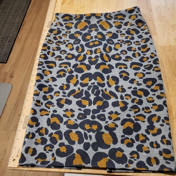 H&M Dresses & Skirts - Knit H&M Grey Leopard Print Knee Length Pencil Invisible Zipper Small 30" Waist